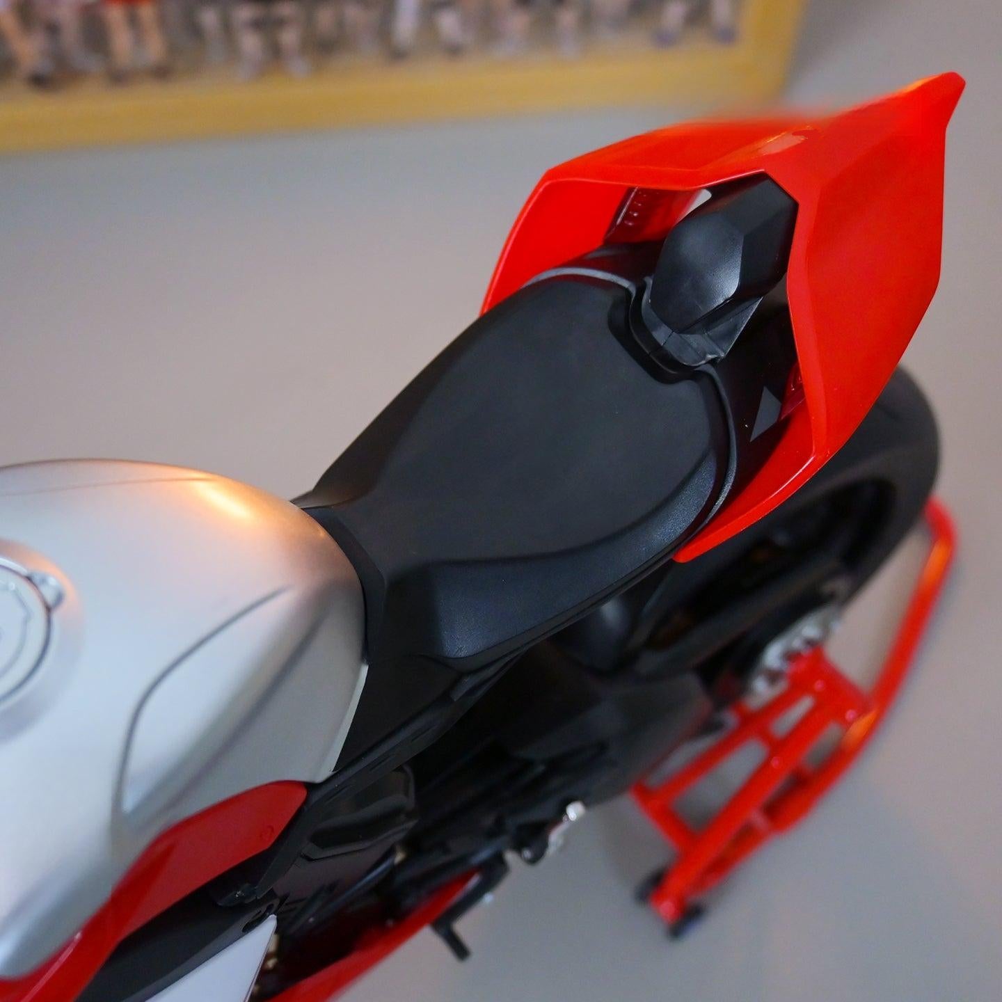 Estrelik | Alloy 1/6 Ducati Corse Panigale V4R Model