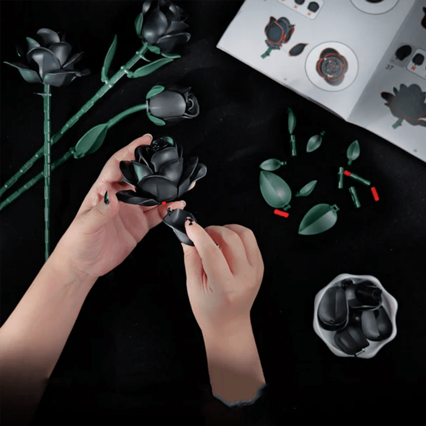 Estrelik™ | Eternal Black Rose Bouquet Building Blocks